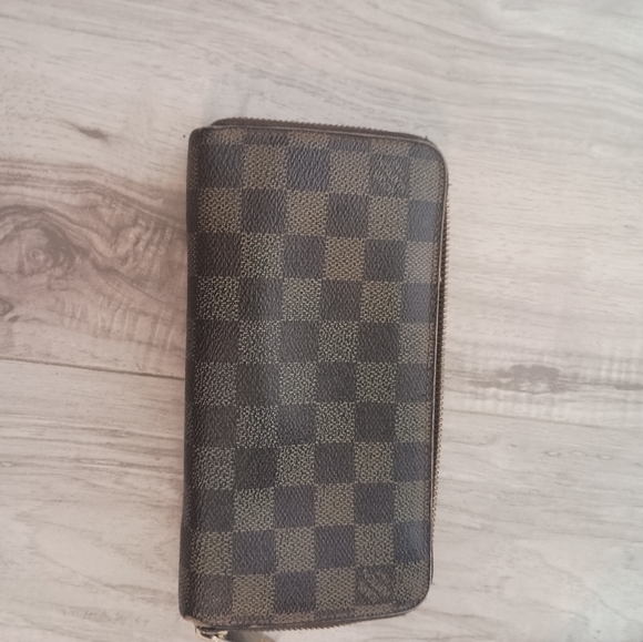 Authentic Louis Vuitton round zipper wallet - Picture 4 of 15